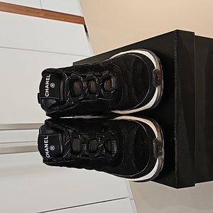Chanel autentic womans sneakers.  Black . Size 38 .